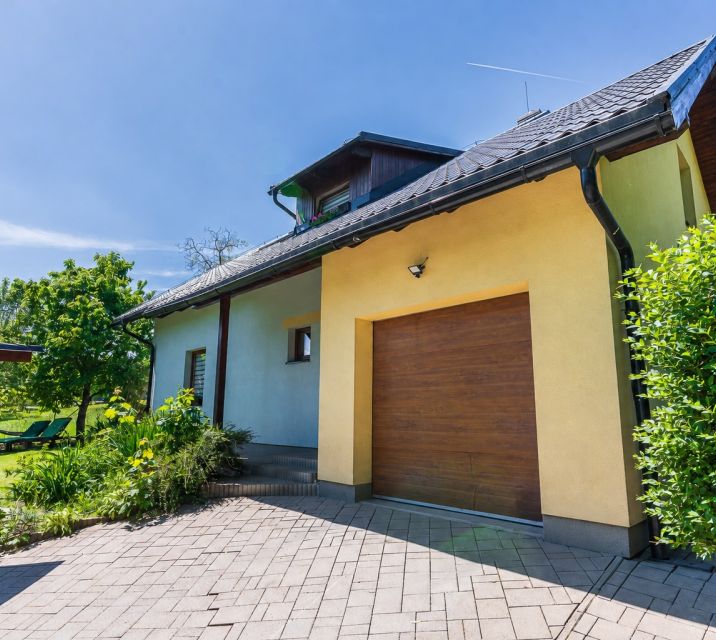 Rodinný dom v Králikoch na valuškovej ulici s garážou, dlažbou a záhradou.